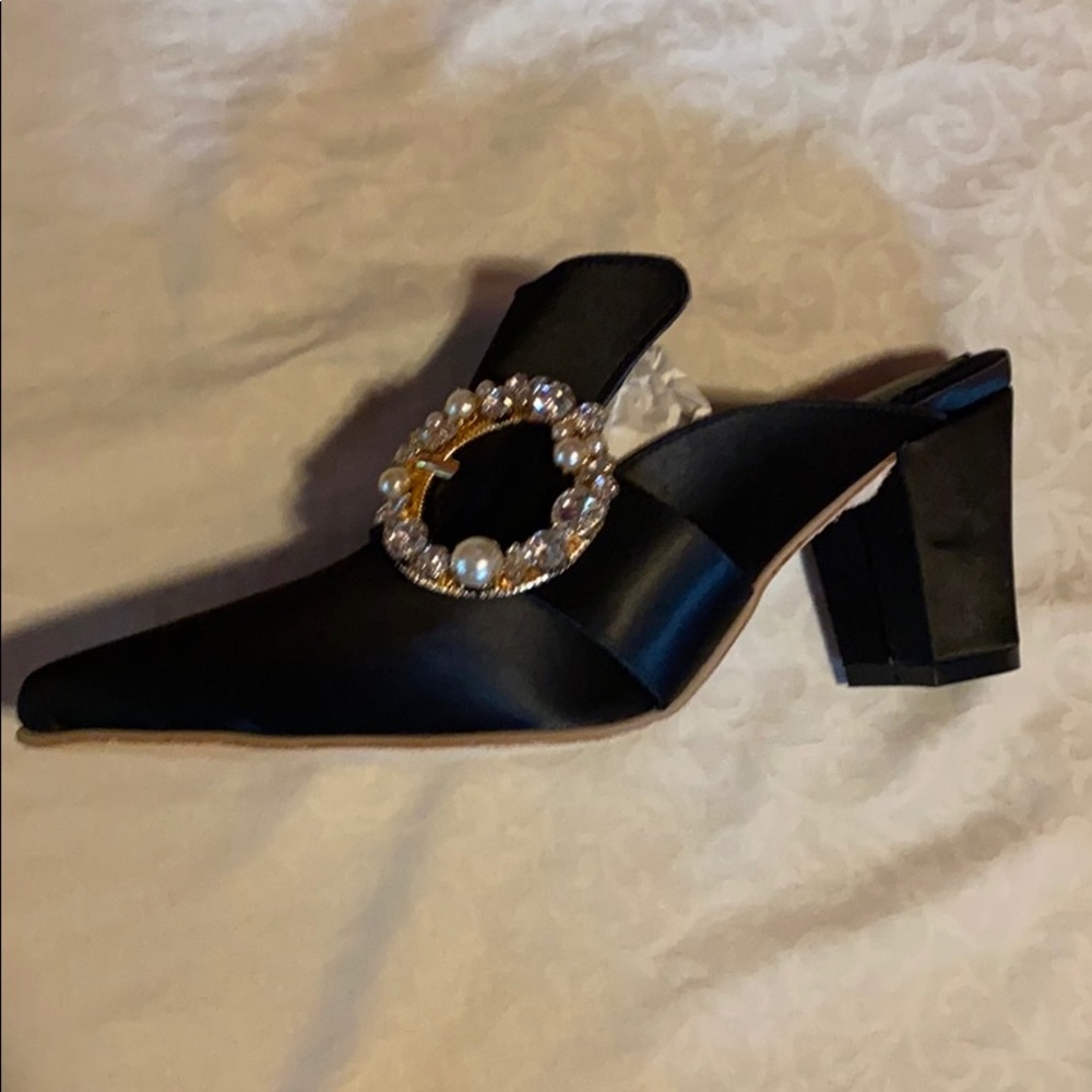 Size 9 Circle Cluster Brooch Heel